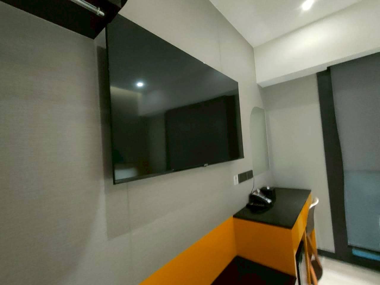 大きな壁掛けのテレビ