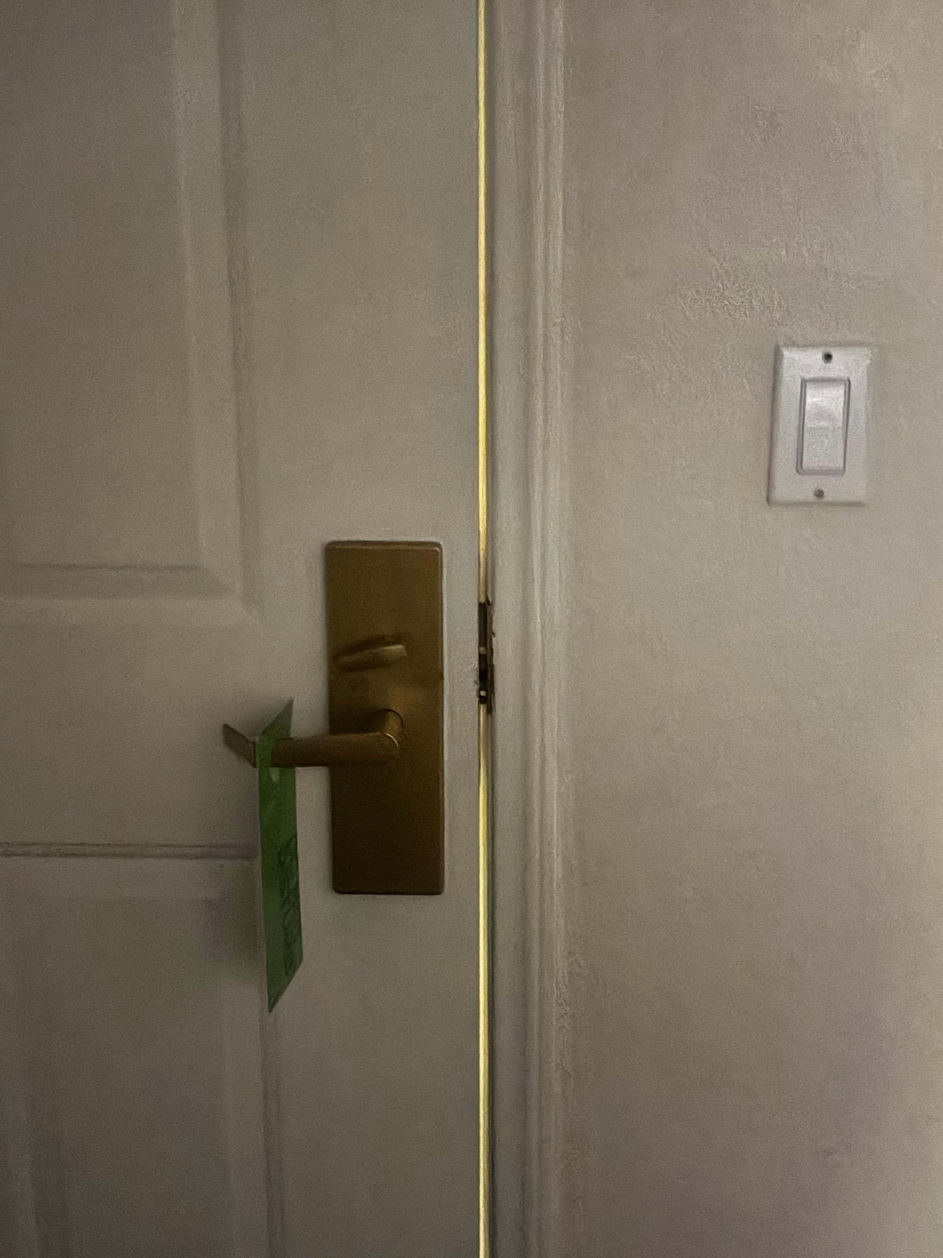 This shows the entrancedoor does not close properly