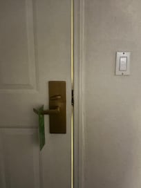 This shows the entrancedoor does not close properly