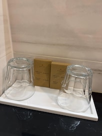 NOOO toiletries, only a shower cap. No shampoo nor conditioner