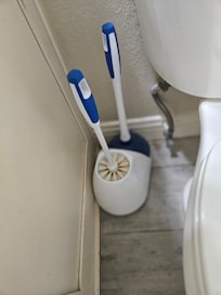 Gross cleaning utensils