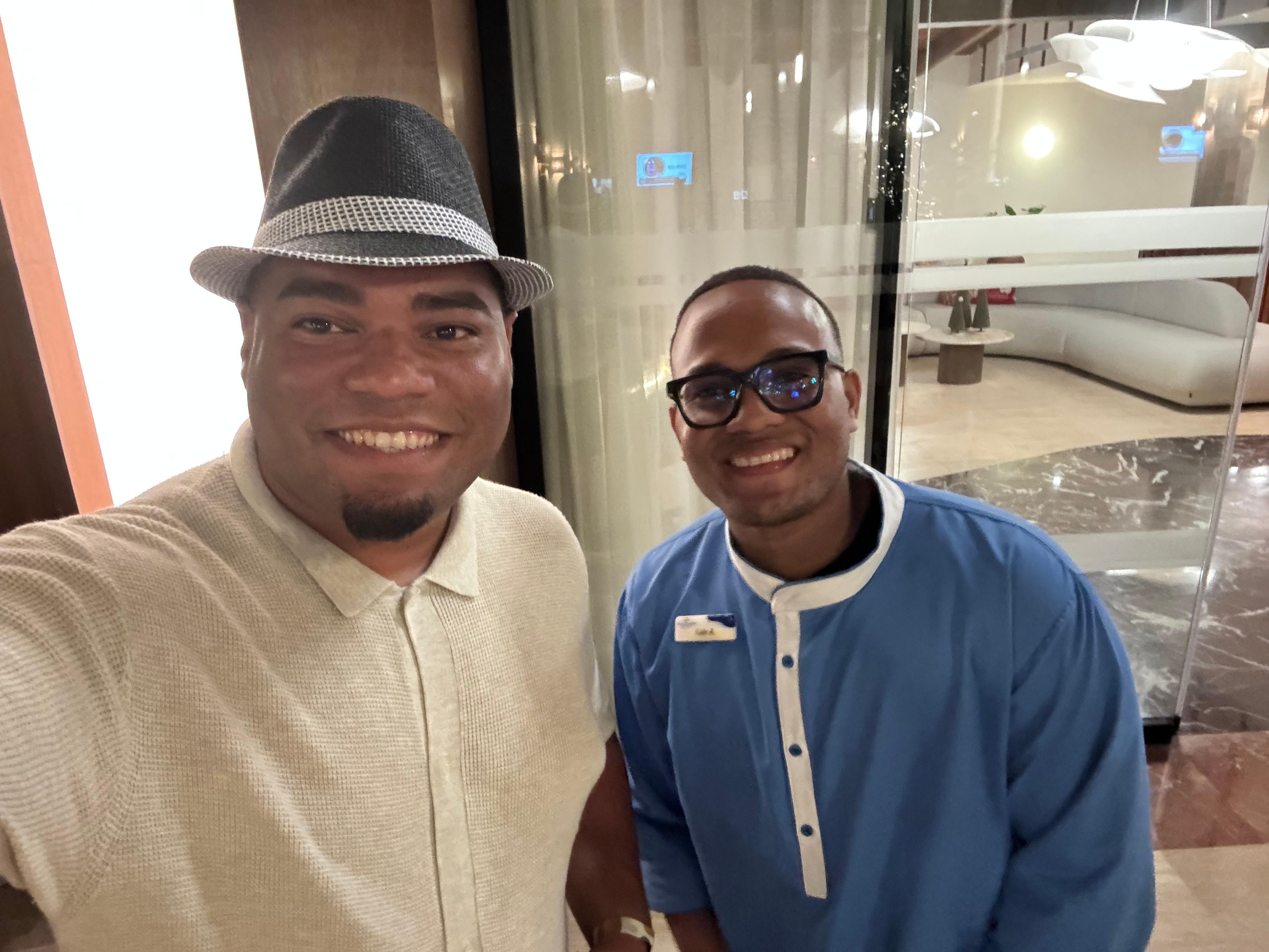 Gracias al mayordomo Luis Ariel por estar al pendiente de que no nos faltara nada y por su amabilidad con todos nosotros 