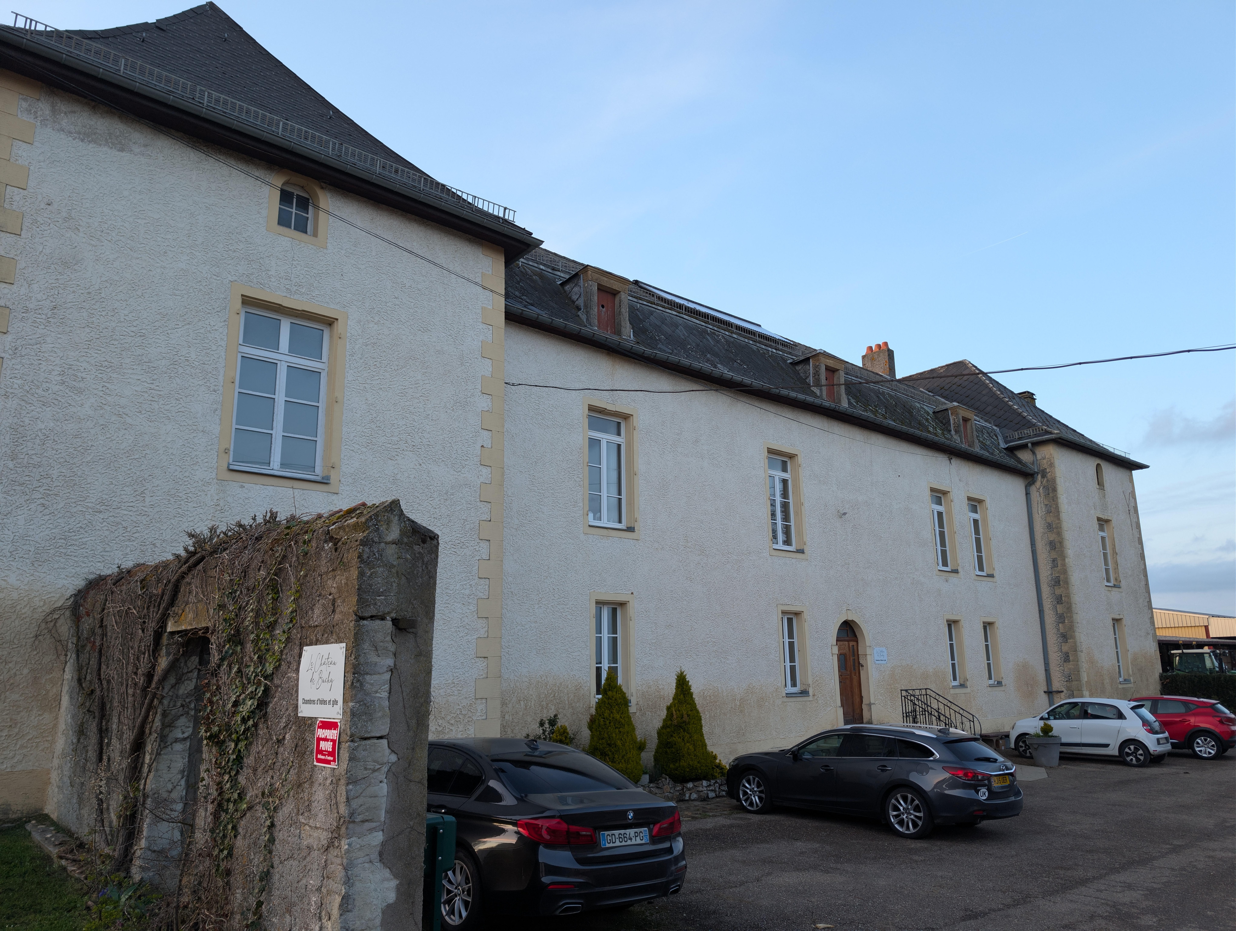 Front of building where the entrance can be found.