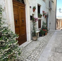 The entrance to the property A un passover dal castello