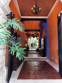 Entrance off 5th avenue pedestrian street