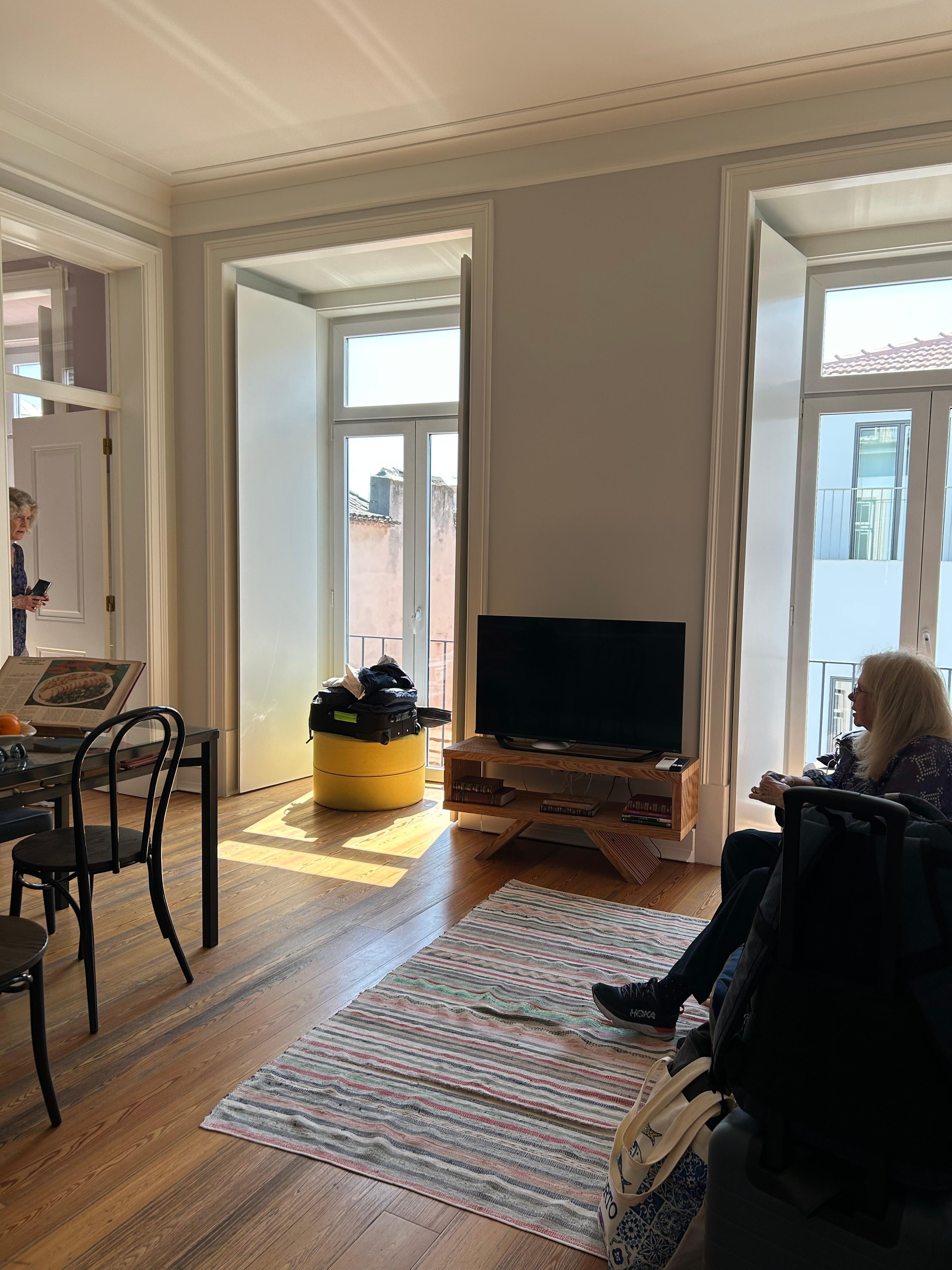 Living room
(4 person 2 bedroom apt)