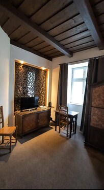 Zimmer ist schön eingerichtet, im TV nur tschechische Programme