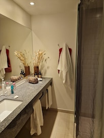 Rent, trivelig bad. MiljĂžvennlig.