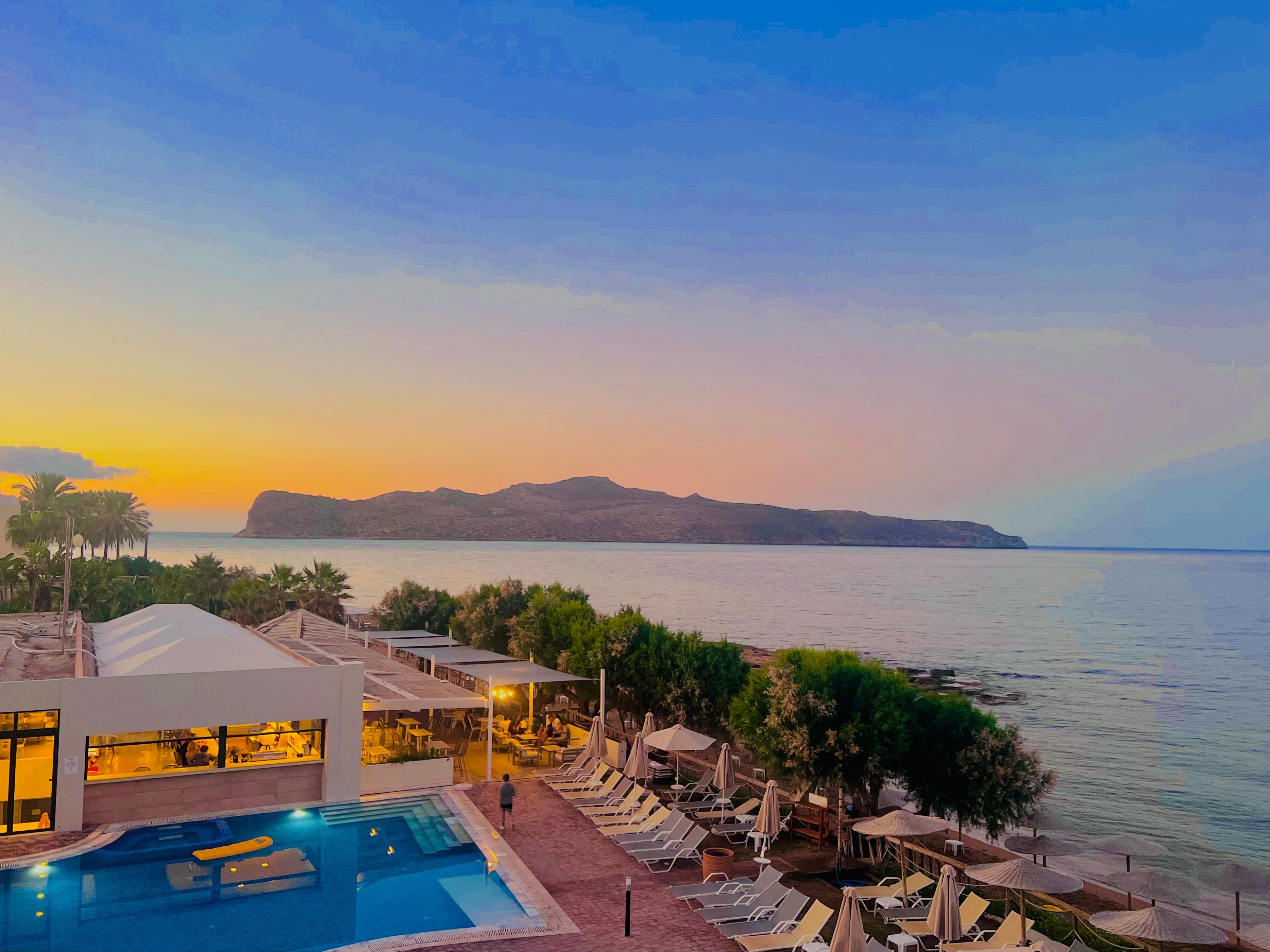 Utsikt mot strandbaren från balkongen 