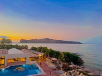 Utsikt mot strandbaren från balkongen