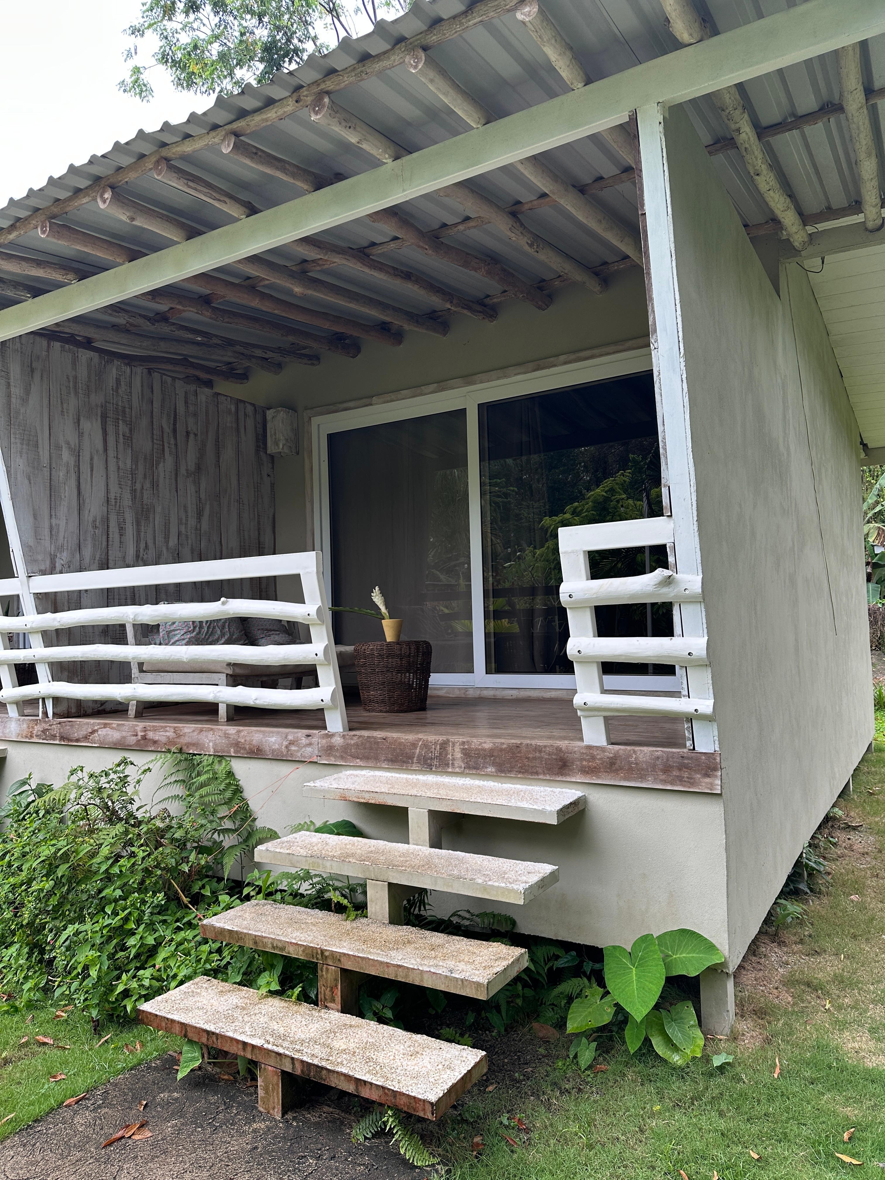 Zimmer im Bungalow mit kleiner Terrasse