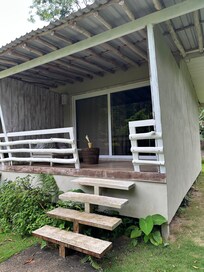 Zimmer im Bungalow mit kleiner Terrasse