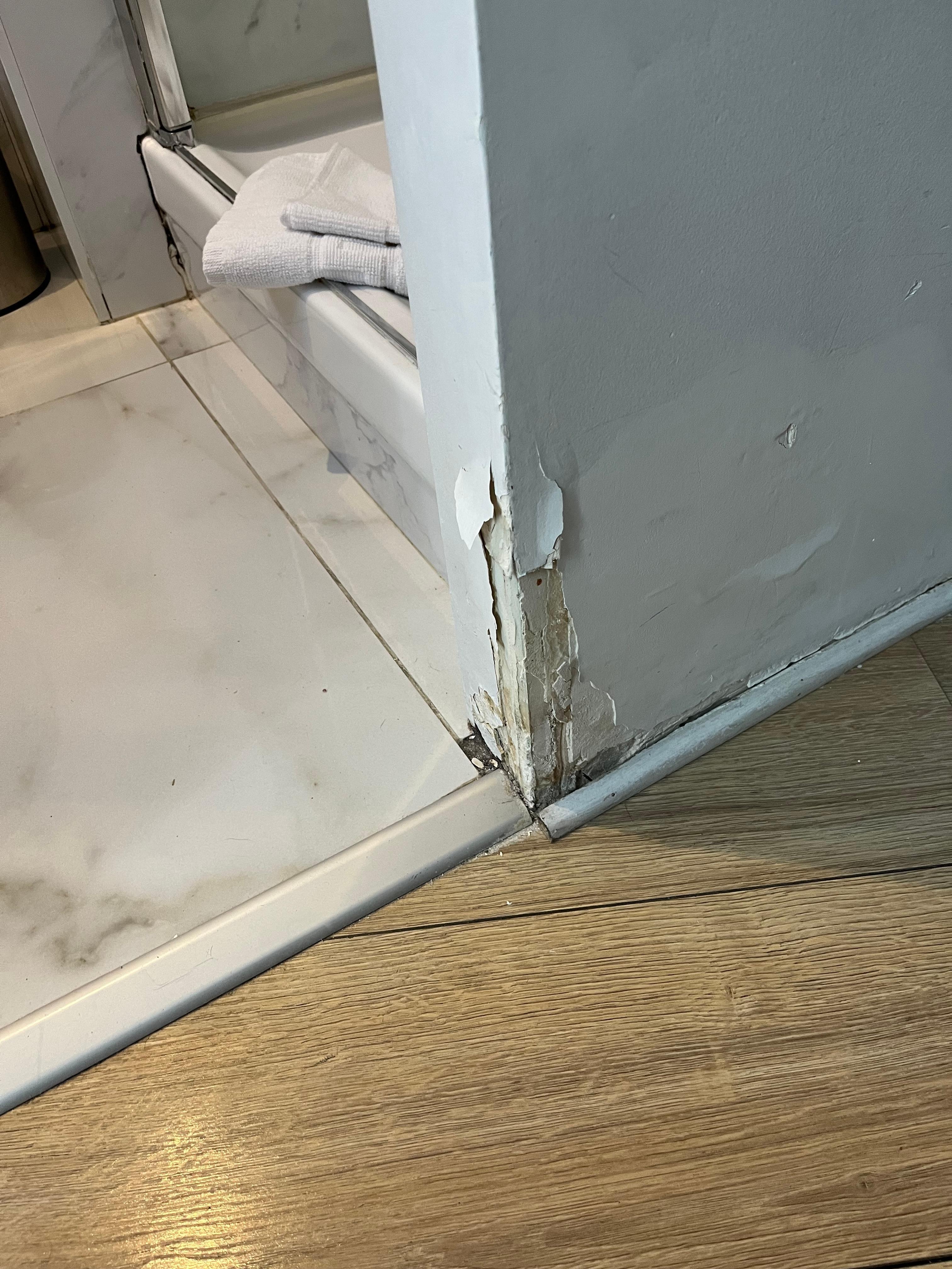 Peinture écaillée bas de salle d’eau