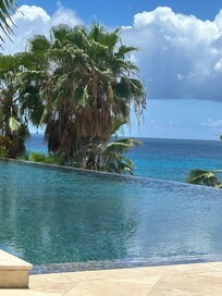 Infinity pool