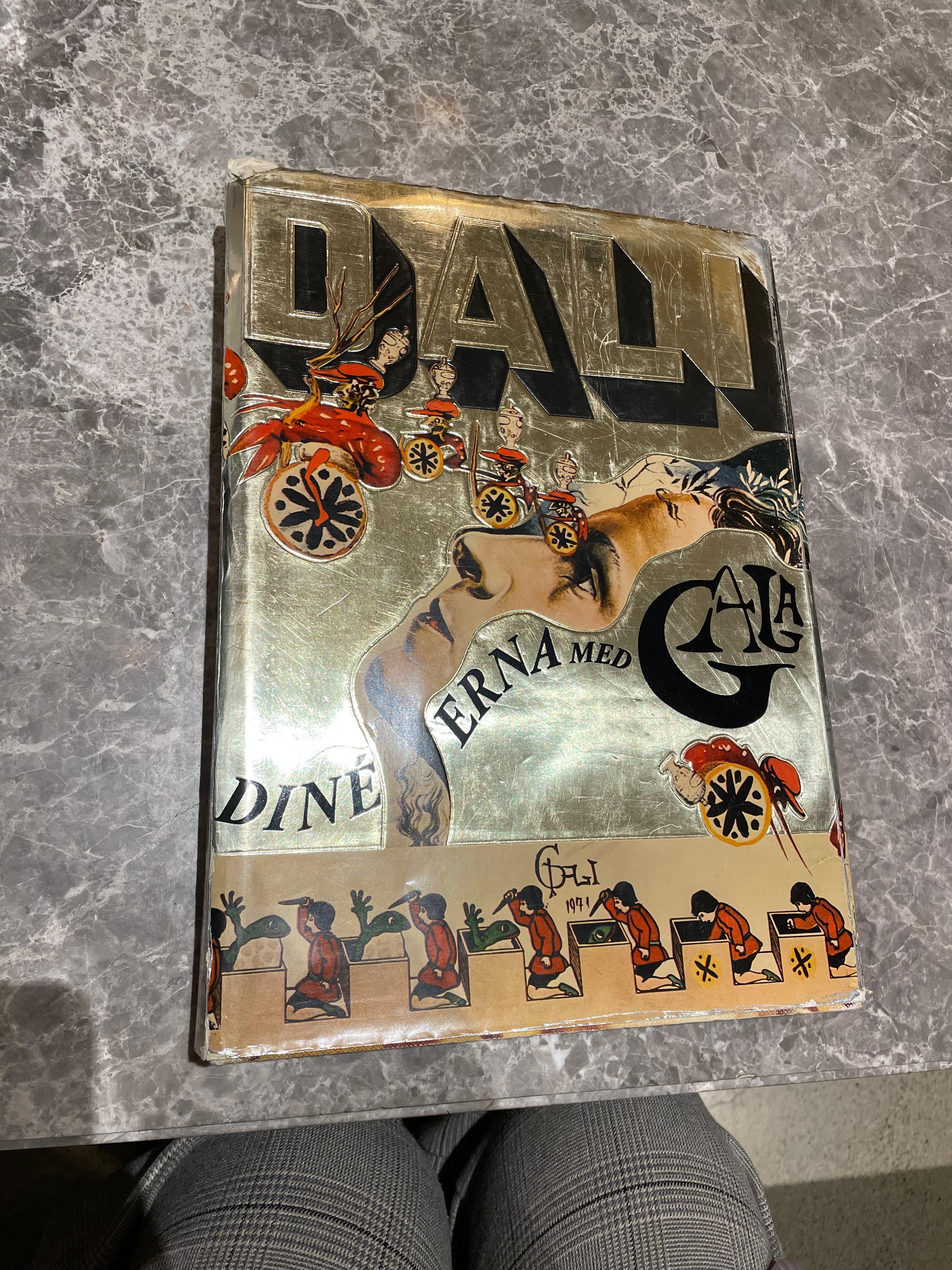 ロビーに置いてあったダリの本