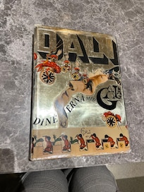 ロビーに置いてあったダリの本