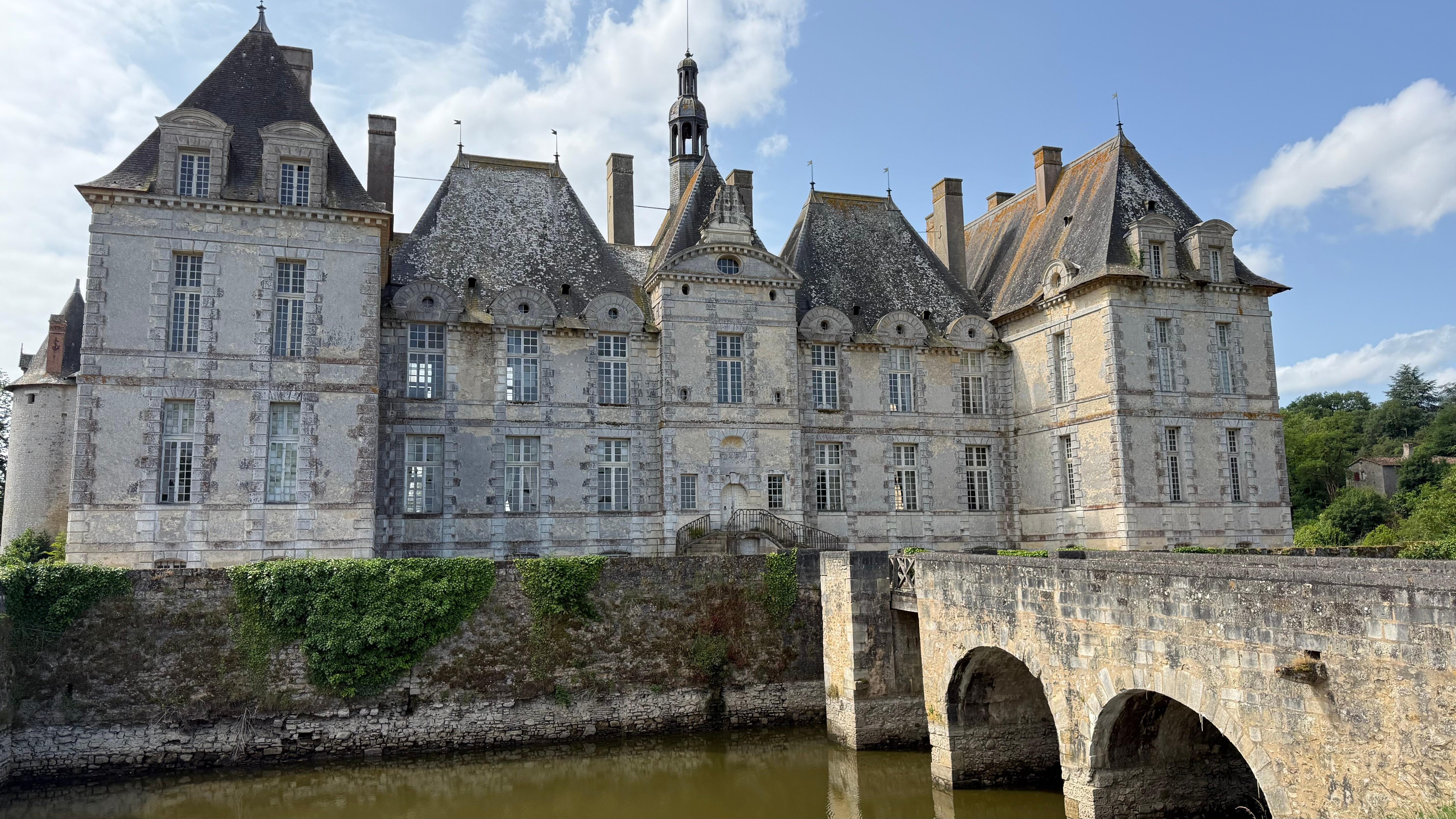 The back of the chateaux (used to be the front in medieval time)