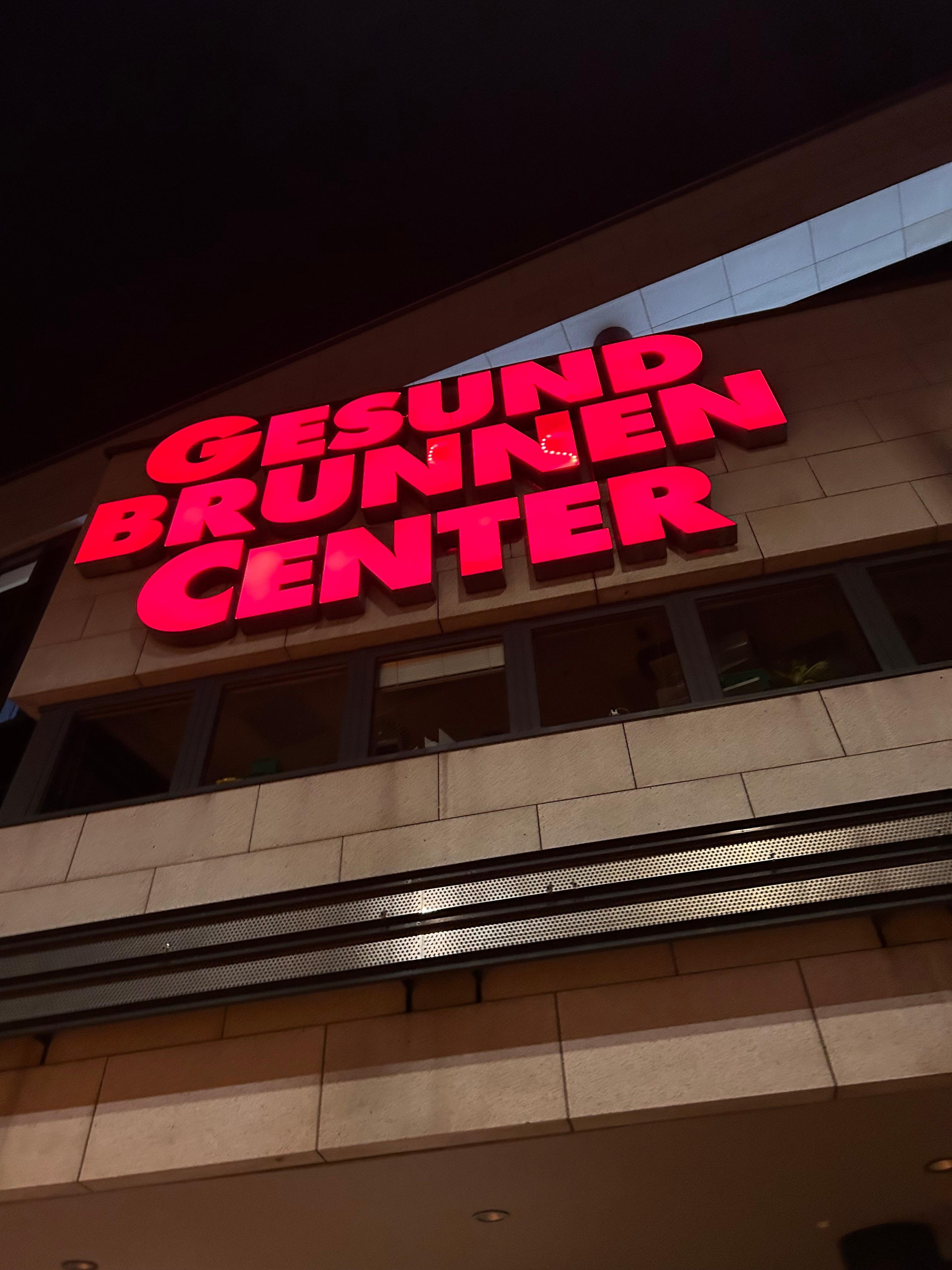 Einkaufszentrum direkt gegenüber, reichlich Auswahl an Lebensmitteln