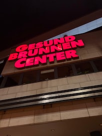 Einkaufszentrum direkt gegenüber, reichlich Auswahl an Lebensmitteln