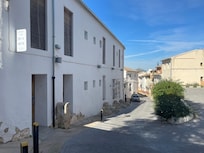 Inngangen til hotellet tatt mot gamlebyen