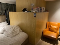 Room picture, you can see the área of the elevator machine in the wooden enclossure