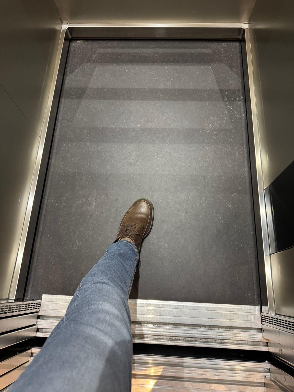 Tamanho do único elevador disponível no hotel (cabem duas ou três pessoas sem bagagem).