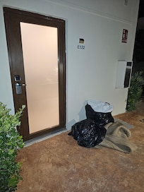 Ropas y basura de anteriores huespedes 6 horas despues de nuestra entrada
