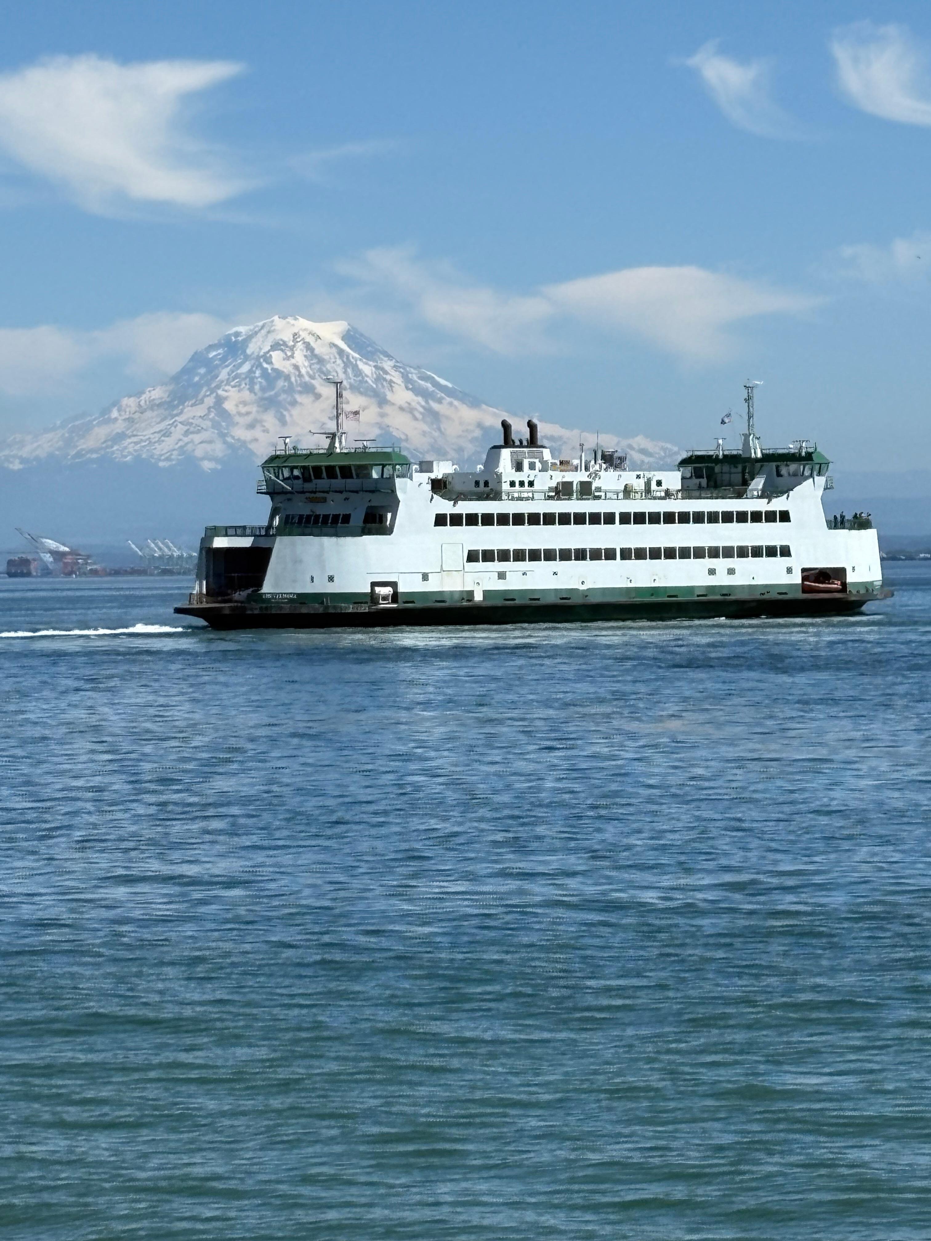 Ferry to Tacoma is close and not noisy!