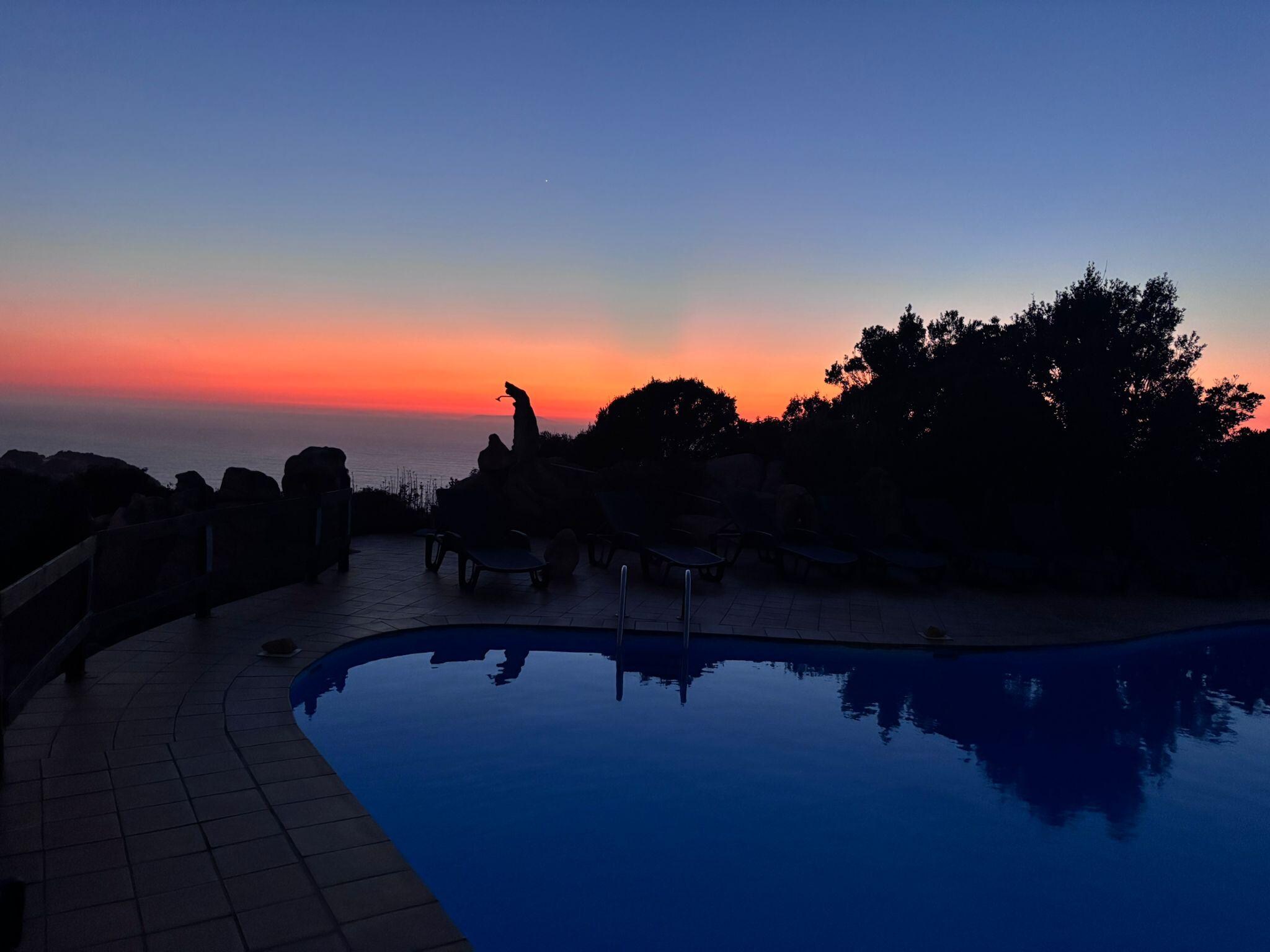 Le soir sur la terrasse niveau piscine
