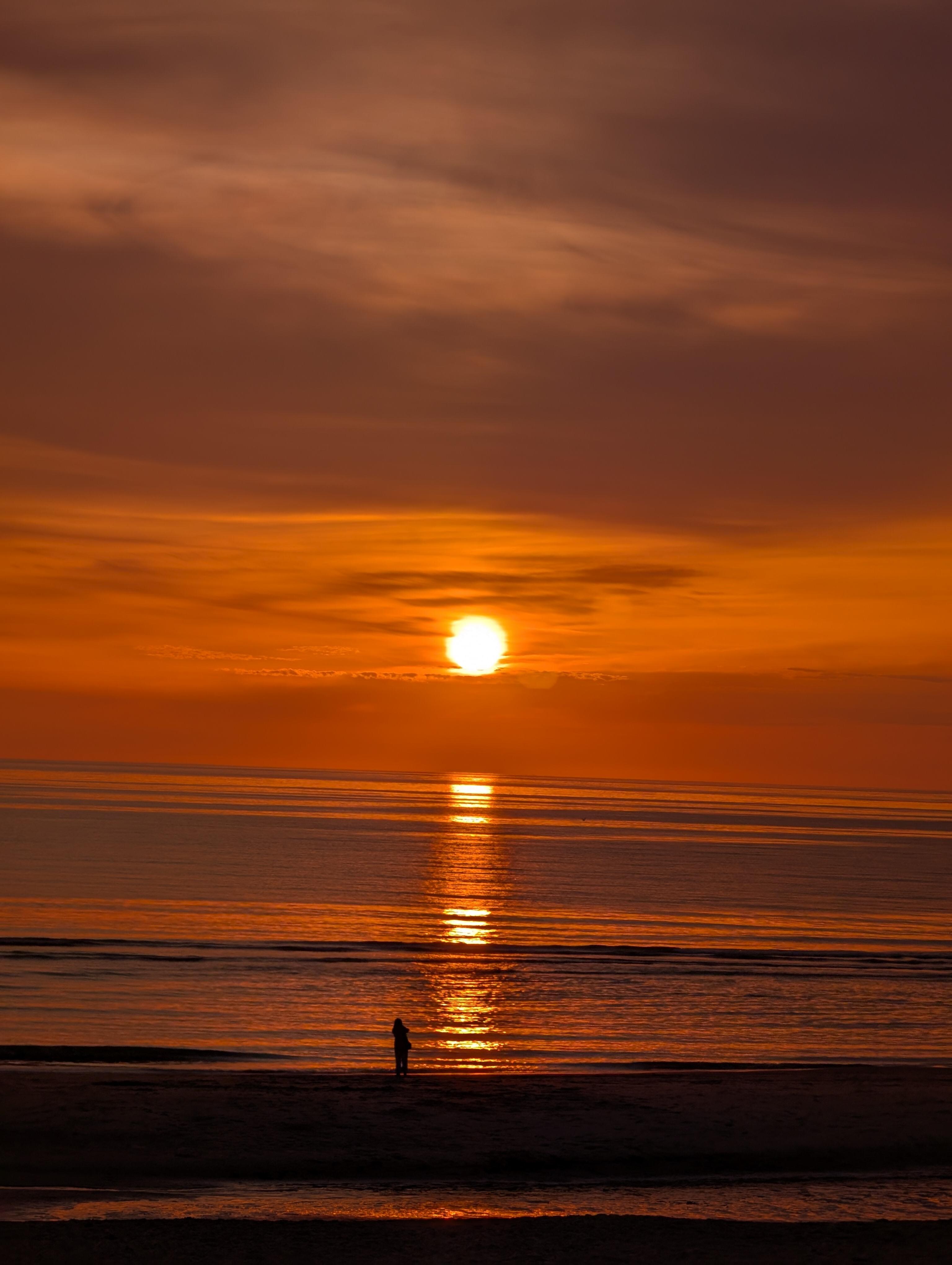 Sonnenuntergang am nah gelegenen Meer 