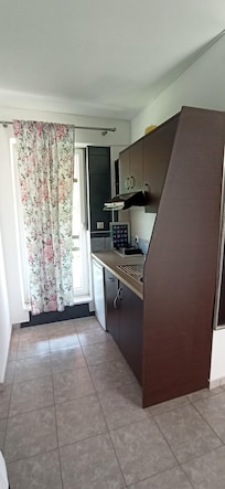Cucinetta con portafinestra senza tenda oscurante