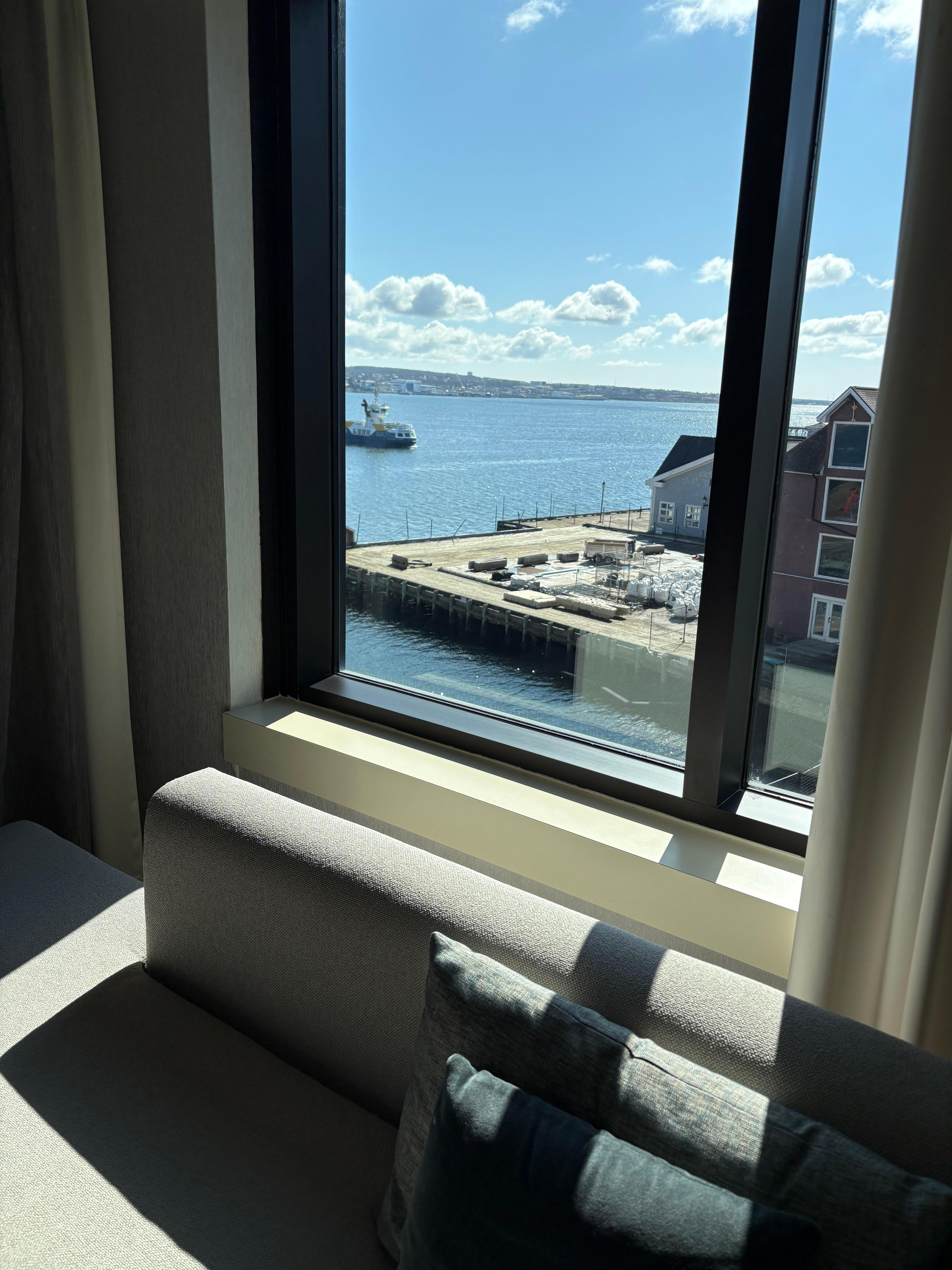 View if you stand shoulder against the wall to look to the left but thus is not a view…this is a “try to see the water best” 