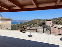 Sehr große Terrasse und herrlich mit Blick aufs Meer