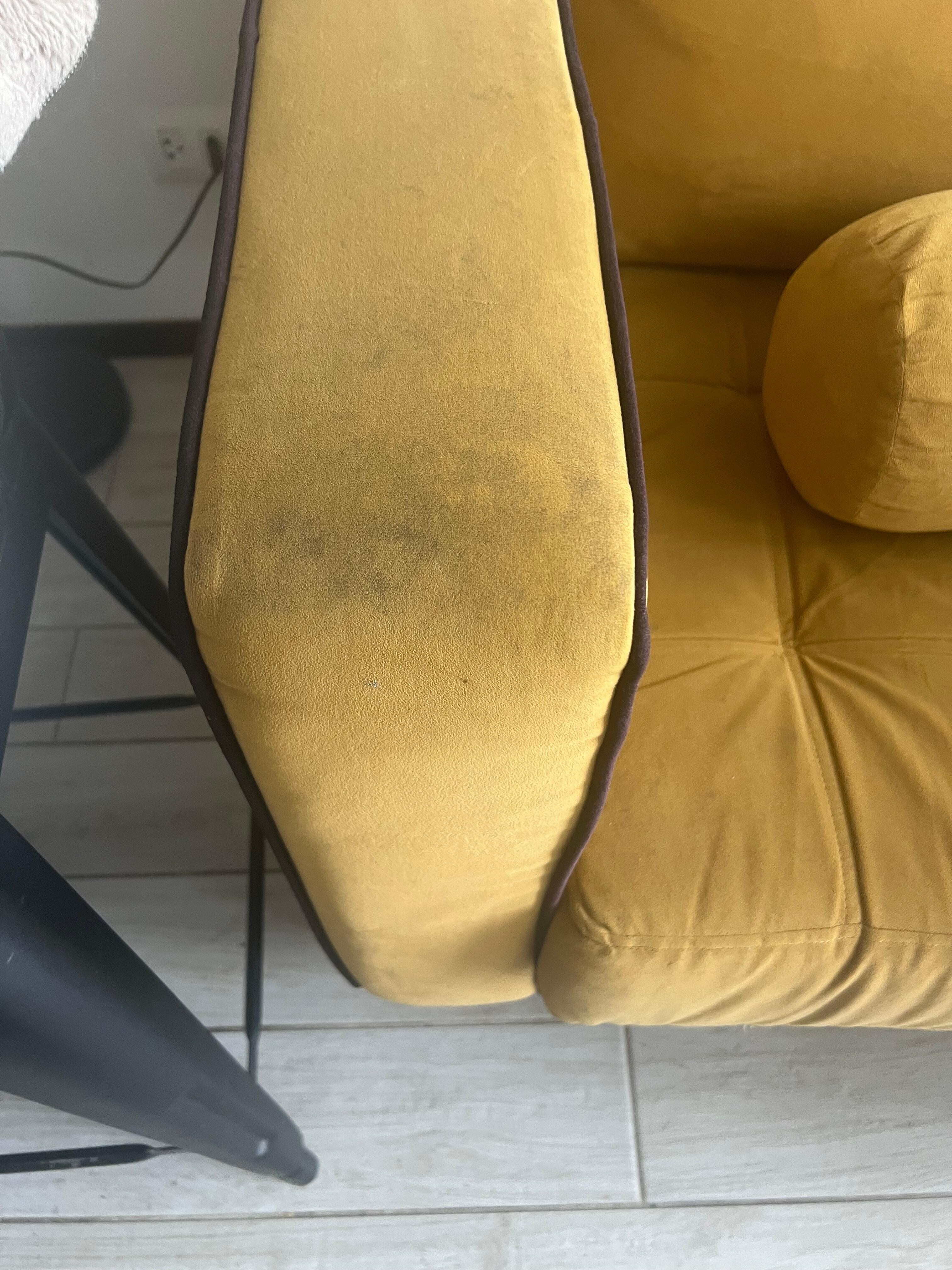 Sofá de la sala asquerosoooo y huele horrible 