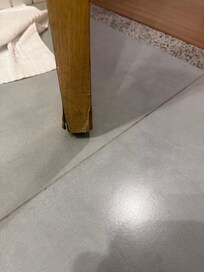 Porta do banheiro estufada devido a água