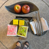 ウエルカムフルーツ、パイナップルケーキ、お茶。