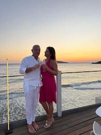 “Tramonto, mare e un brindisi d’amore. Hotel Kantaoui ci ha regalato momenti indimenticabili, tra eleganza e pace assoluta.”