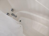 Bathroom tub dirty