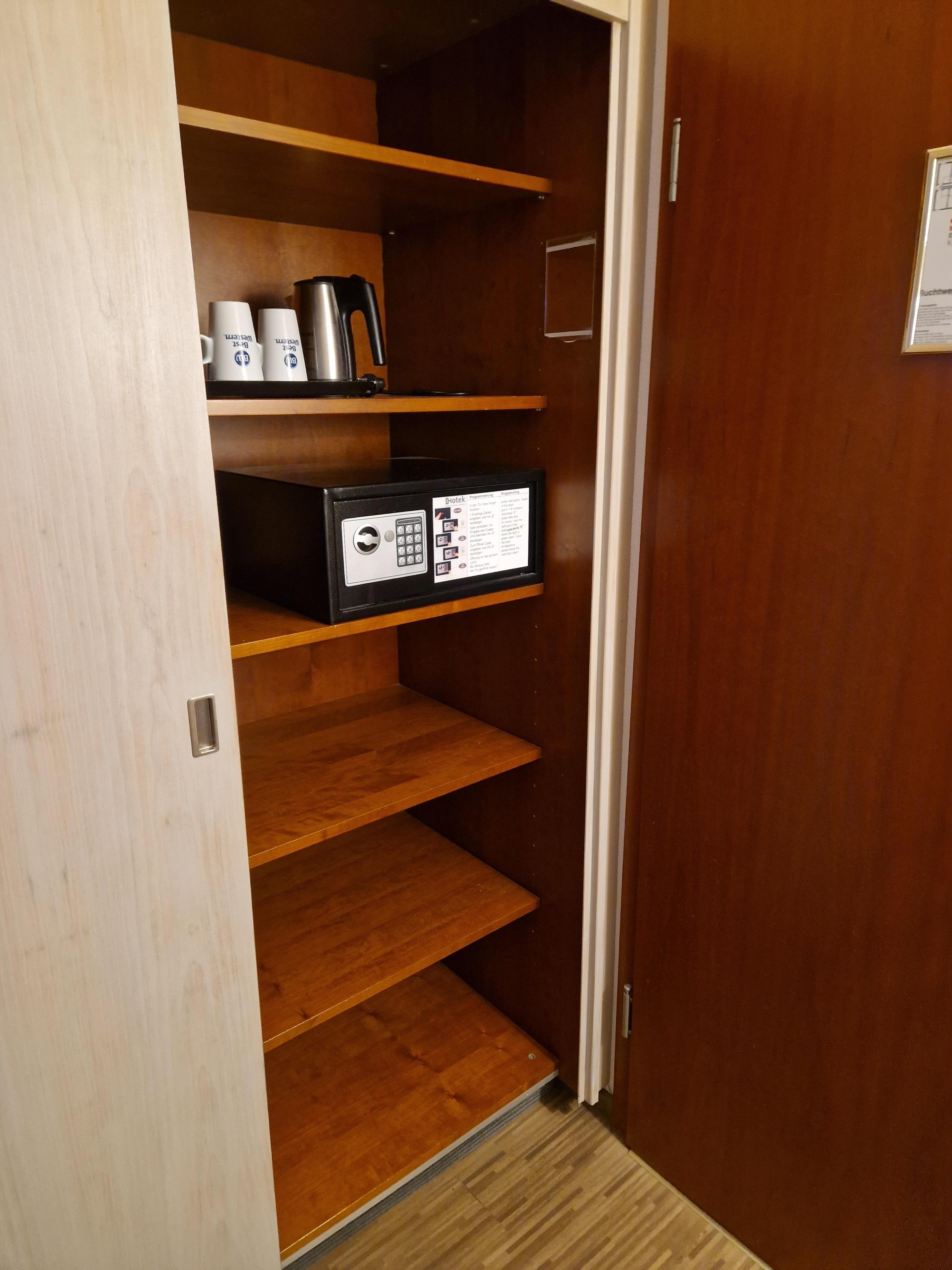 Schrank mit Safe und Wasserkocher
