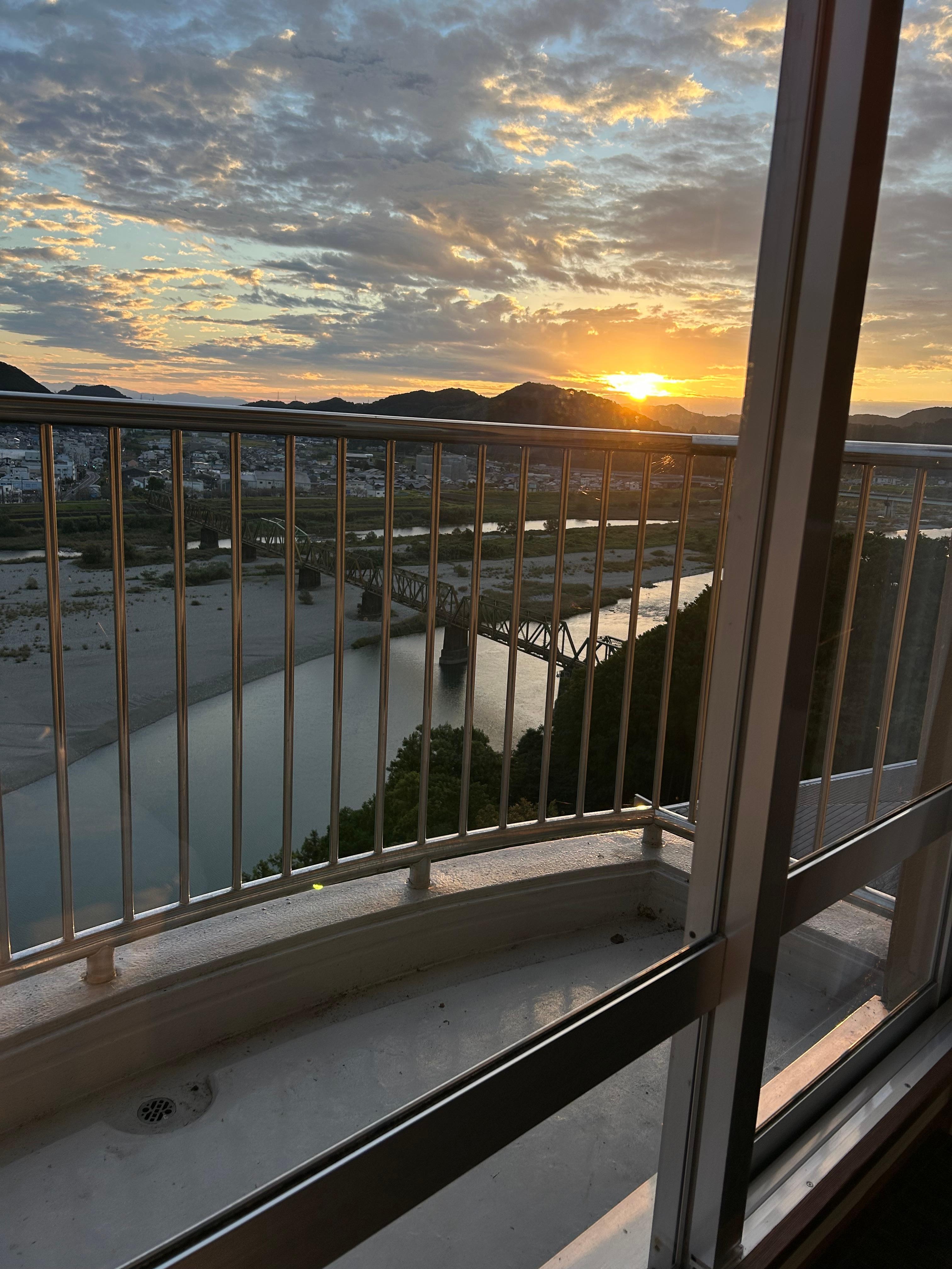 部屋からの日の出を観る