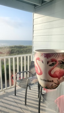 Morning coffee on the balcony. I was in love with this flamingo mug. Thanks Claire for being a lifesaver & having k-cups on hand because I accidentally brought regular.