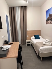 Room is way more spacious than it looks ...