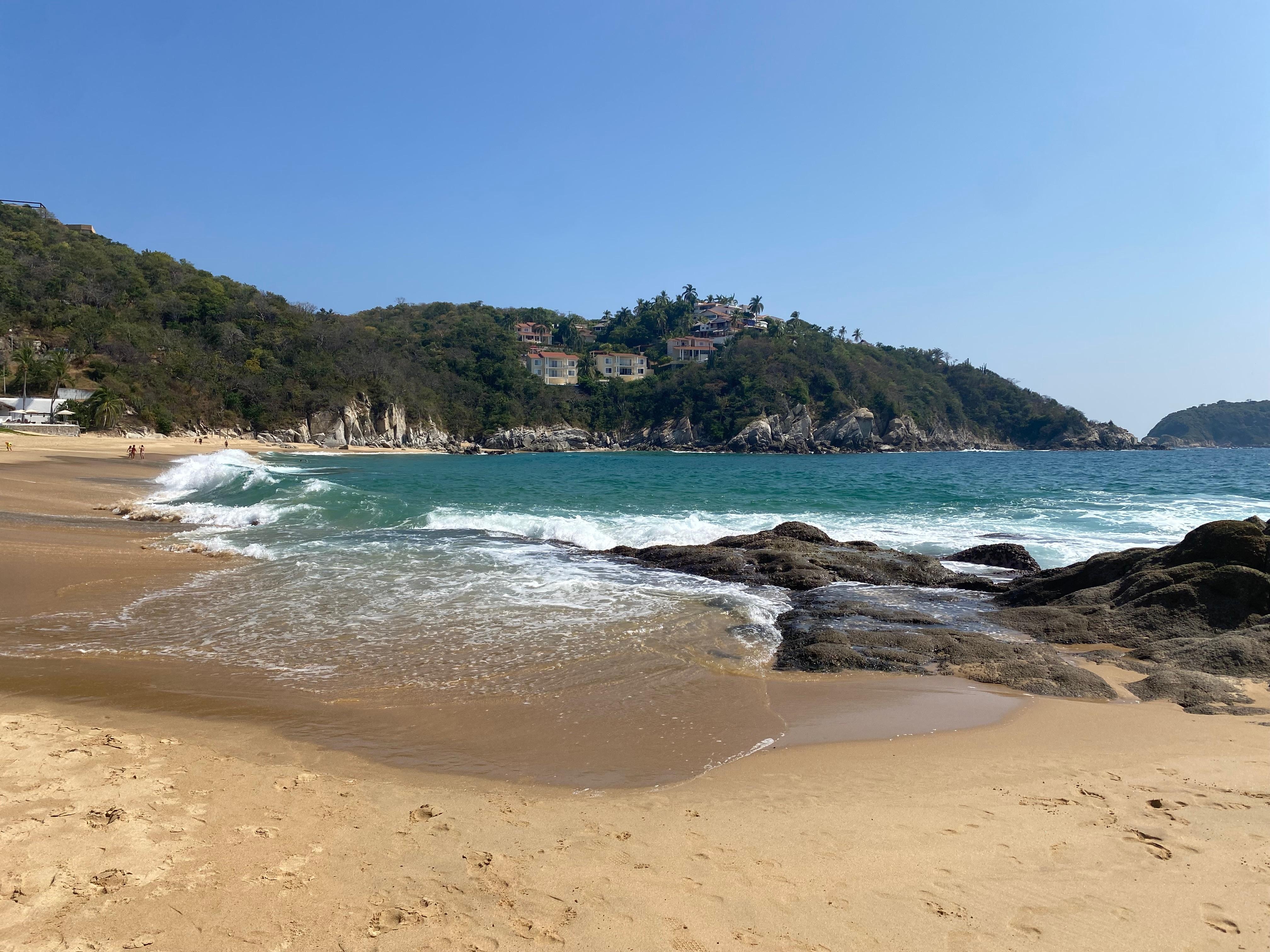 Playa Tangolunda desde el restaurante de playa de Camino Real Zaachila
