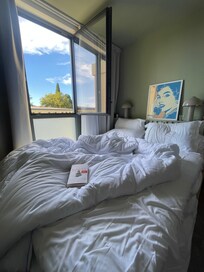 Gemütliches Bett und ein toller Blick ins schöne Wetter in Südfrankreich