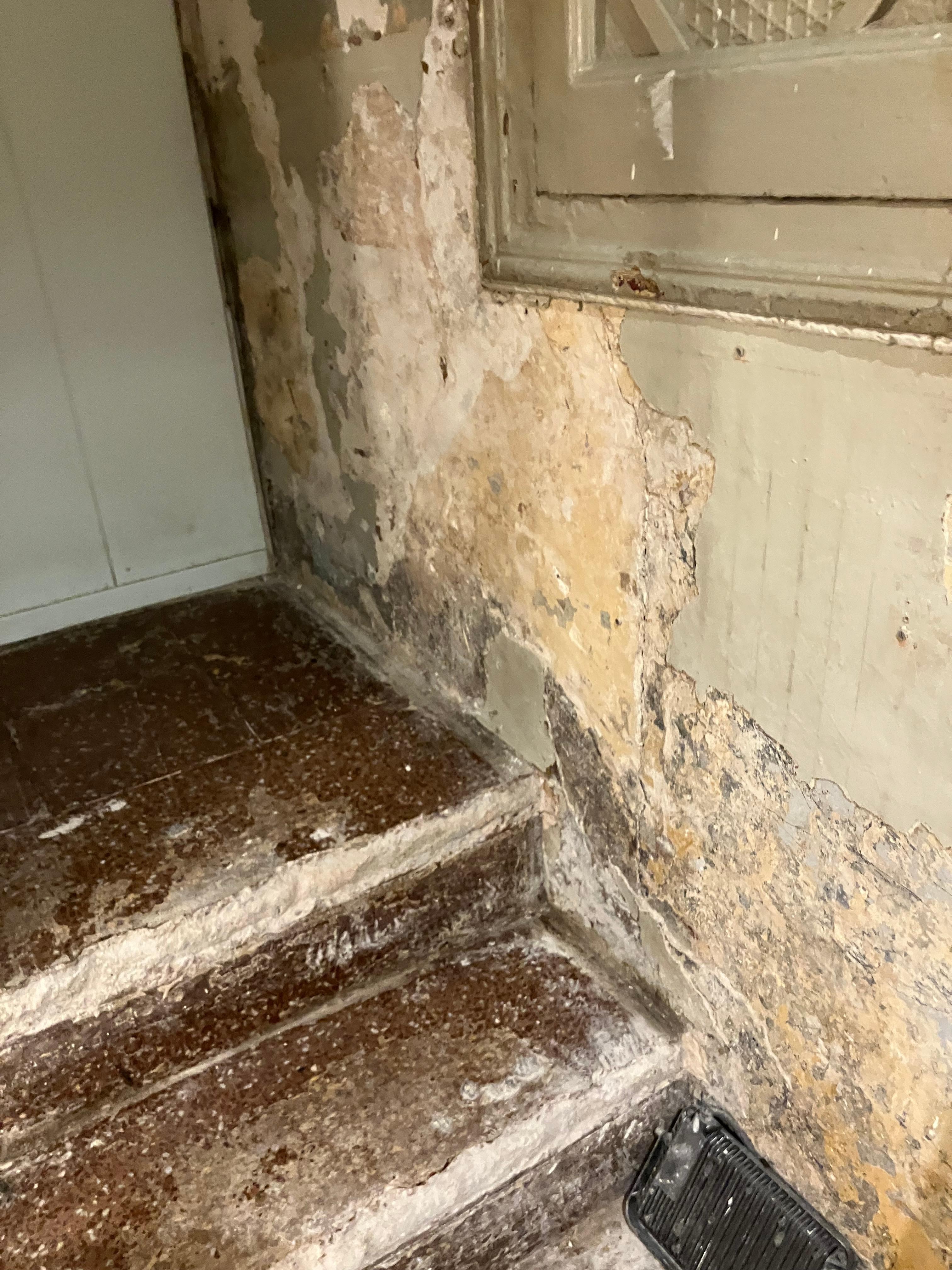 Narrow steps with no railings 