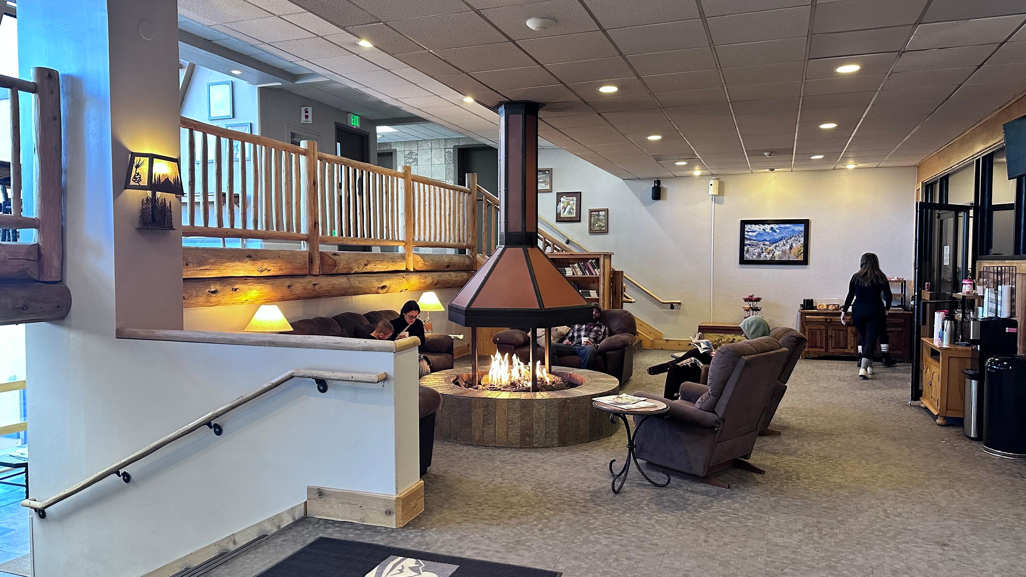 Great atmosphere by the fireplace by the reception.