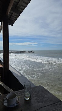 I think u can eben fish from this balcom on hight tide the water hit the boton off the hotel wall