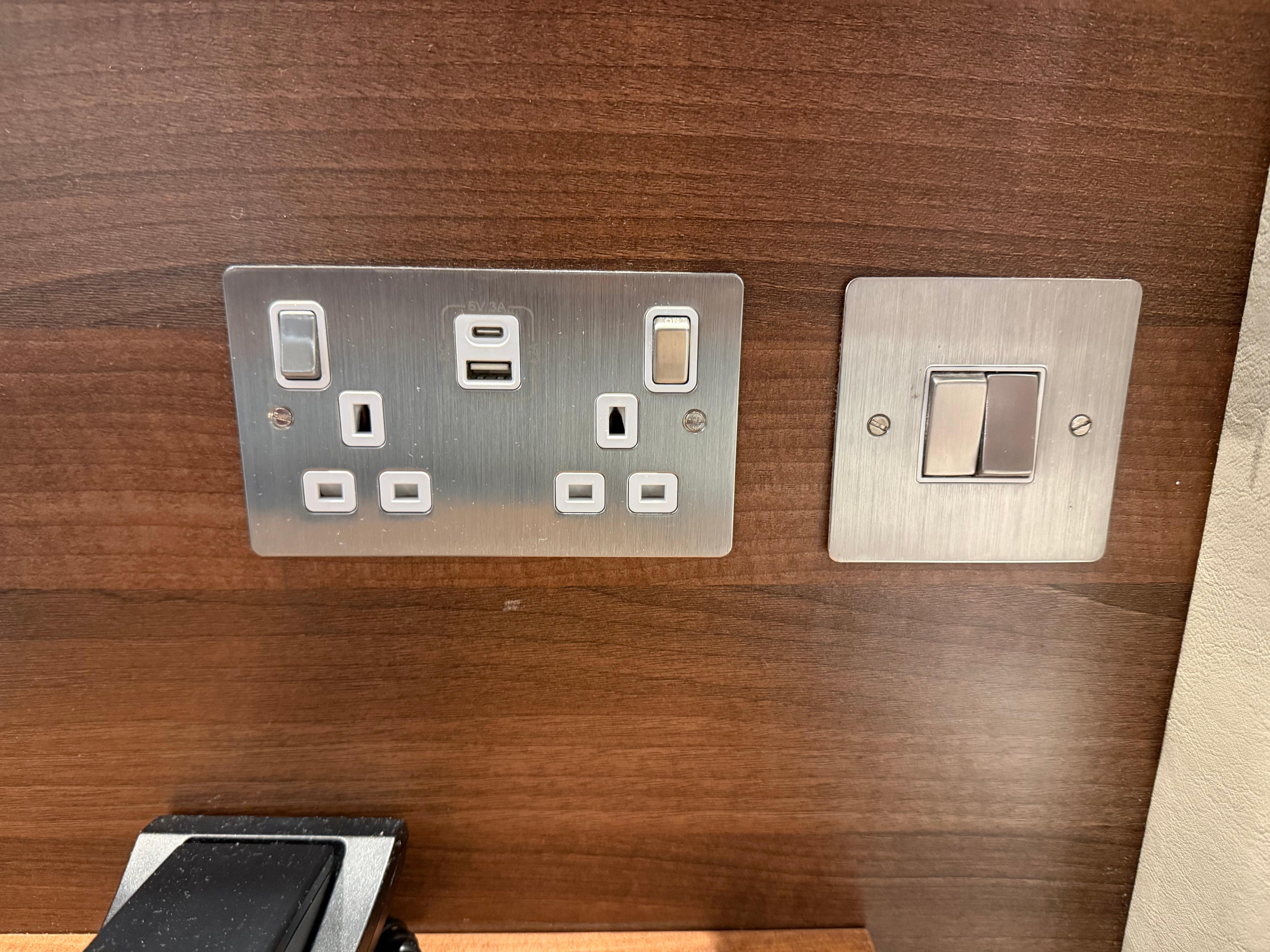 Really nice touch was having sockets in the room with both USB A and C available 👍🏽