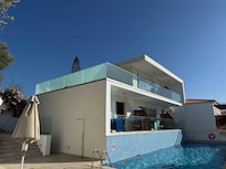 Modern property 2 minutes walk from beach