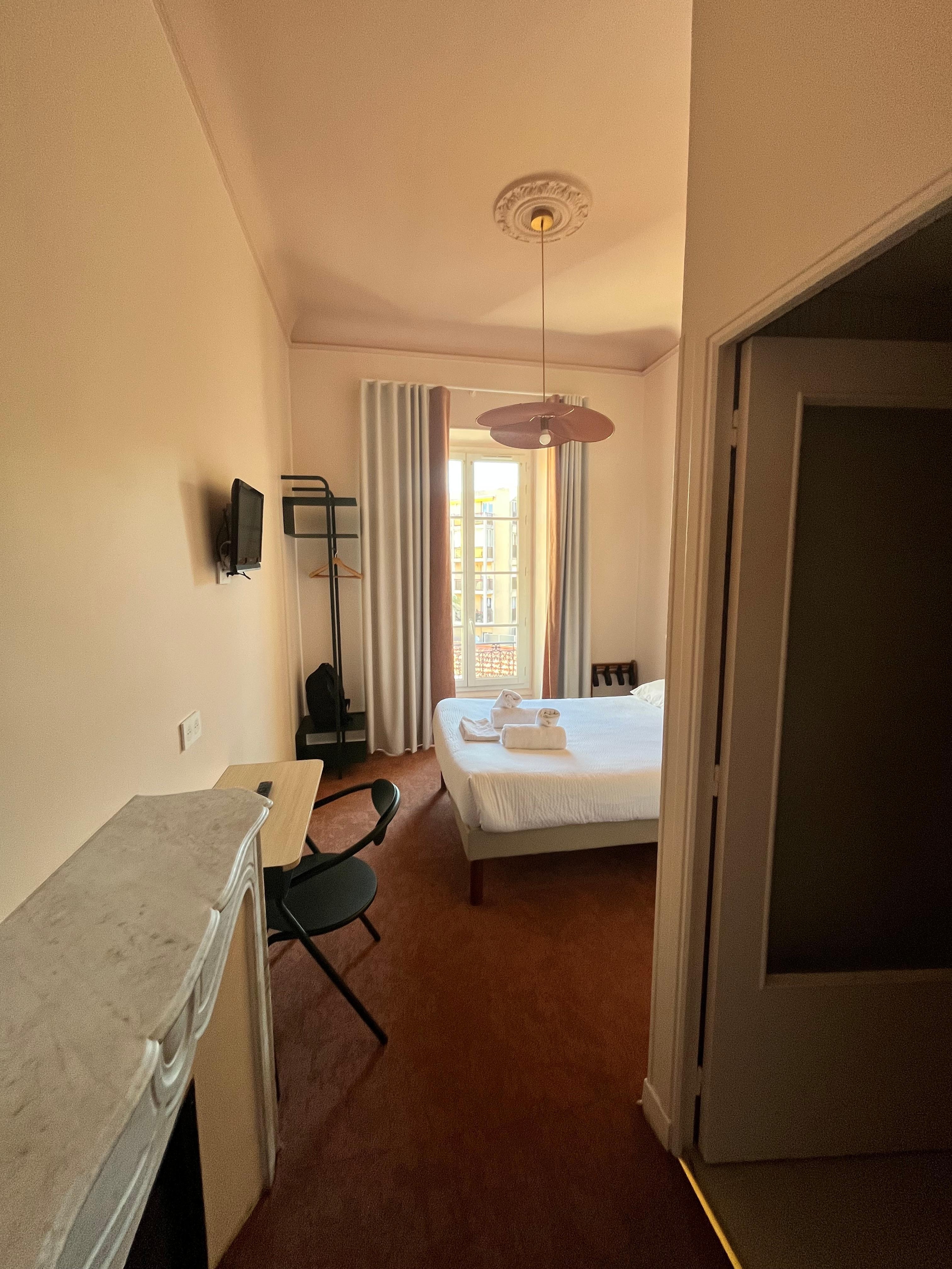 部屋は天井が高く、アール・デコのスタイルがおしゃれ